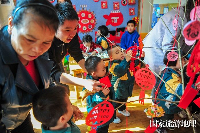 2024年1月18日，小朋友在贵州省黔东南苗族侗族自治州从江县大地幼儿园举办的“多彩活动迎新春”主题活动中，体验“摘红包”。 (1)