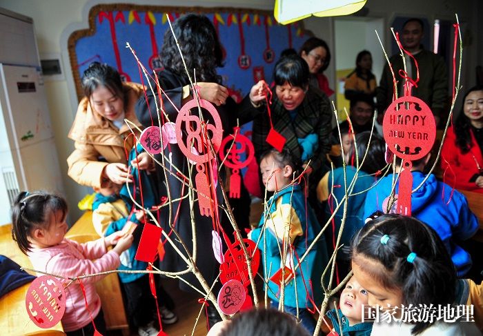 2024年1月18日，小朋友在贵州省黔东南苗族侗族自治州从江县大地幼儿园举办的“多彩活动迎新春”主题活动中，体验“摘红包”。 (3)