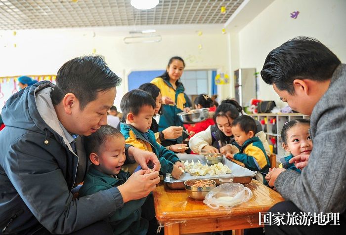 2024年1月18日，在贵州省黔东南苗族侗族自治州从江县大地幼儿园举办的“多彩活动迎新春”主题活动中，小朋友在家长的指导下学习包饺子。 (1)