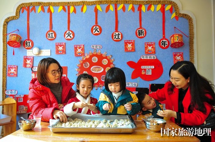 2024年1月18日，在贵州省黔东南苗族侗族自治州从江县大地幼儿园举办的“多彩活动迎新春”主题活动中，小朋友在家长的指导下学习包饺子。 (5)