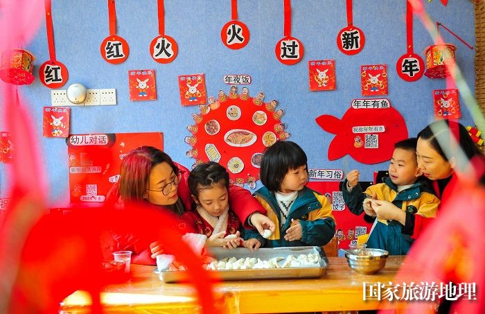 2024年1月18日，在贵州省黔东南苗族侗族自治州从江县大地幼儿园举办的“多彩活动迎新春”主题活动中，小朋友在家长的指导下学习包饺子。 (8)
