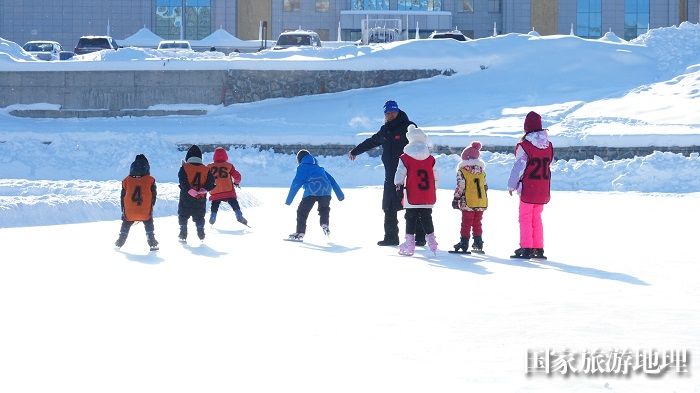 1月19日，在阿勒泰市全季体育公园滑冰的孩子 (1)