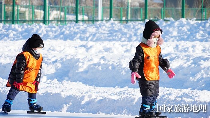1月19日，在阿勒泰市全季体育公园滑冰的孩子 (4)