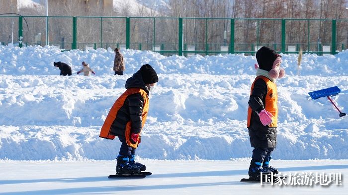 1月19日，在阿勒泰市全季体育公园滑冰的孩子 (5)