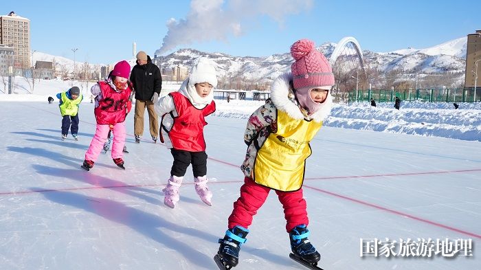 1月19日，在阿勒泰市全季体育公园滑冰的孩子 (6)