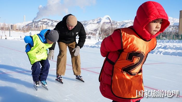 1月19日，在阿勒泰市全季体育公园滑冰的孩子 (7)