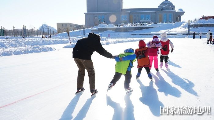 1月19日，在阿勒泰市全季体育公园滑冰的孩子 (8)