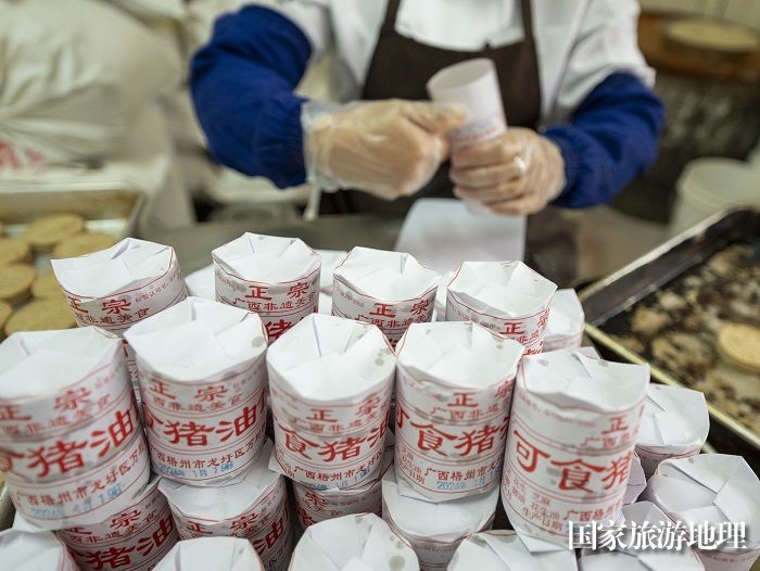 1、2024年1月19日，在广西非物质文化遗产梧州市龙圩万利饼屋猪油饼加工车间里，工人们制作传统手工猪油饼。（何华文）