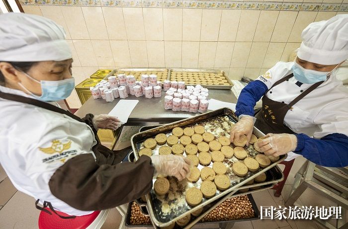 10、2024年1月19日，在广西非物质文化遗产梧州市龙圩万利饼屋猪油饼加工车间里，工人们制作传统手工猪油饼。（何华文）