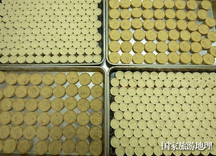 15、2024年1月19日，在广西非物质文化遗产梧州市龙圩万利饼屋猪油饼加工车间里，这是制作好的猪油饼。（何华文）