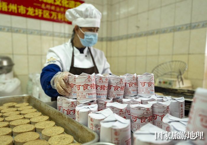18、2024年1月19日，在广西非物质文化遗产梧州市龙圩万利饼屋猪油饼加工车间里，工人们制作传统手工猪油饼。（何华文）