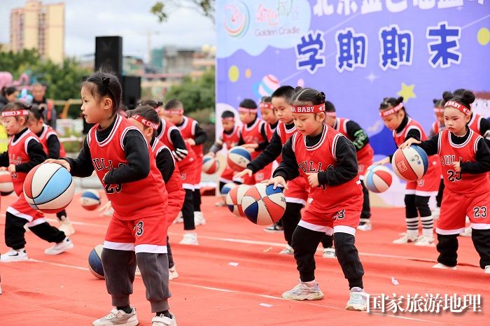 图2：1月20日，在广西柳州市融安县长安广场，小朋友在寒冬里展示篮球操。（谭凯兴 摄）