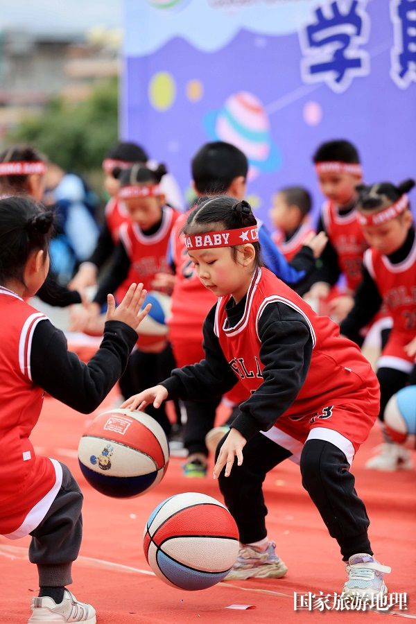 图3：1月20日，在广西柳州市融安县长安广场，小朋友在寒冬里展示篮球操。（谭凯兴 摄）