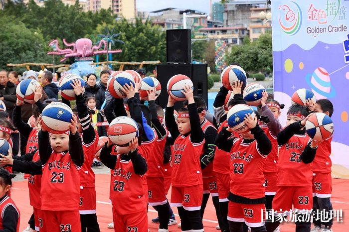 图5：1月20日，在广西柳州市融安县长安广场，小朋友在寒冬里展示篮球操。（谭凯兴 摄）