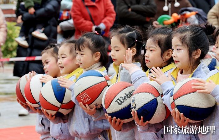 图6：1月20日，在广西柳州市融安县长安广场，小朋友在寒冬里展示篮球操。（谭凯兴 摄）