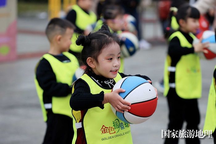 图8：1月20日，在广西柳州市融安县长安广场，小朋友在寒冬里展示篮球操。（谭凯兴 摄）
