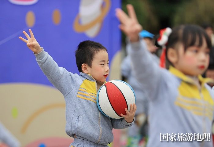 图10：1月20日，在广西柳州市融安县长安广场，小朋友在寒冬里展示篮球操。（谭凯兴 摄）