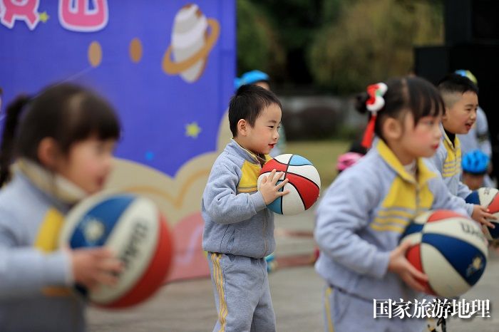 图11：1月20日，在广西柳州市融安县长安广场，小朋友在寒冬里展示篮球操。（谭凯兴 摄）