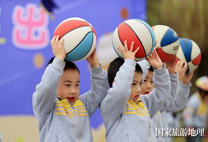 图12：1月20日，在广西柳州市融安县长安广场，小朋友在寒冬里展示篮球操。（谭凯兴 摄）
