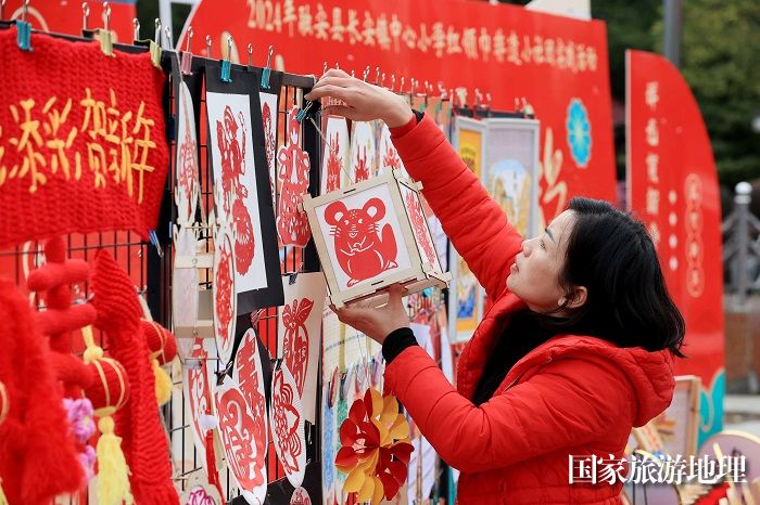 图1：1月20日，在广西柳州市融安县长安广场，工作人员在布置非遗集市。（谭凯兴 摄）