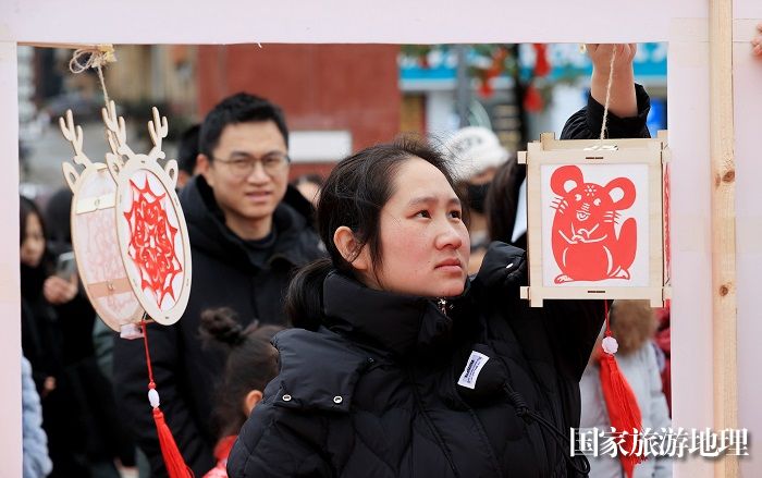 图14：1月20日，在广西柳州市融安县长安广场，市民在选购非遗作品。（谭凯兴 摄）