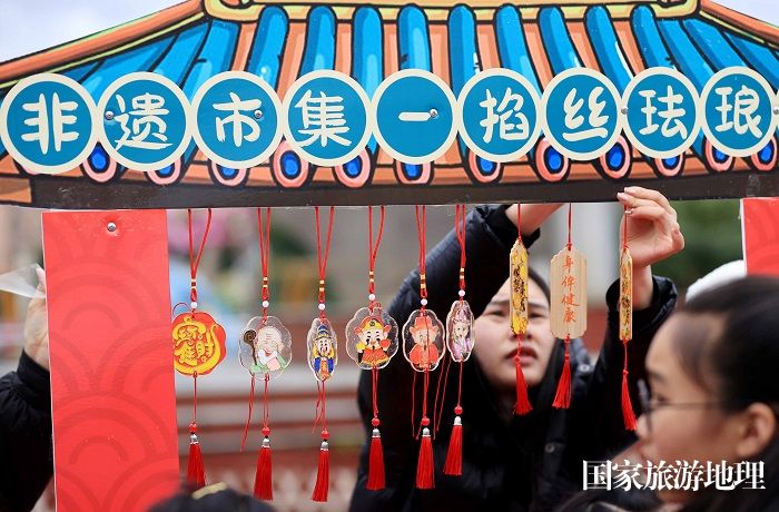 图15：1月20日，在广西柳州市融安县长安广场，市民在选购非遗作品。（谭凯兴 摄）