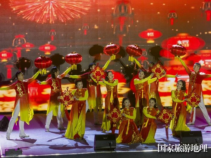1、2024年1月20日，在梧州市文艺界春节联欢晚会上，该市舞蹈家协会表演的《幸福中国一起走》。（何华文）