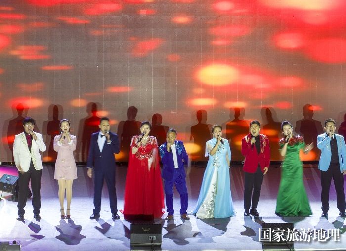 2、2024年1月20日，在梧州市文艺界春节联欢晚会上，该市音乐家协会表演的《相亲相爱》。（何华文）