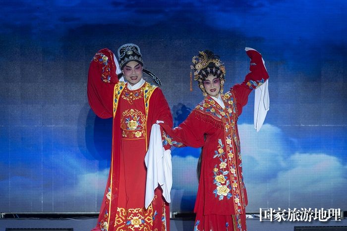 3、2024年1月20日，在梧州市文艺界春节联欢晚会上，该市戏剧曲艺家协会表演的粤剧表演《花好月圆》。（何华文）