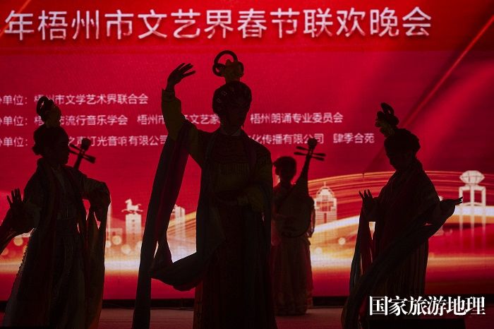 6、2024年1月20日，在梧州市文艺界春节联欢晚会上，该市戏剧曲艺家协会表演的粤歌《咏茶赋》。（何华文）