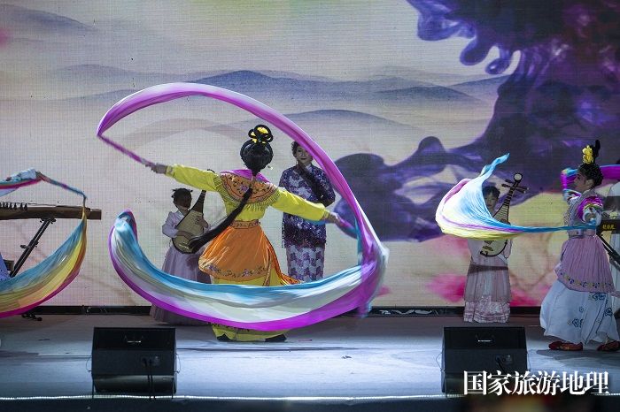 7、2024年1月20日，在梧州市文艺界春节联欢晚会上，该市戏剧曲艺家协会表演的粤歌《咏茶赋》。（何华文）