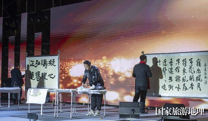10、2024年1月20日，在梧州市文艺界春节联欢晚会上，书画家现场挥毫。（何华文）