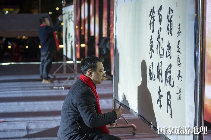 12、2024年1月20日，在梧州市文艺界春节联欢晚会上，书画家现场挥毫。（何华文）