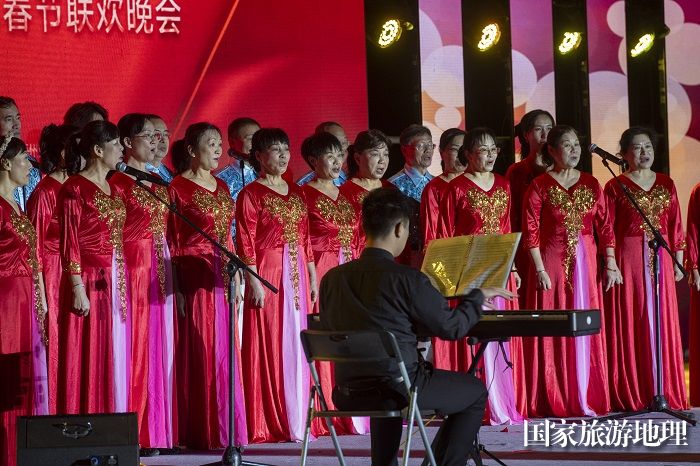 15、2024年1月20日，在梧州市文艺界春节联欢晚会上，大合唱《龙的传人》。（何华文）