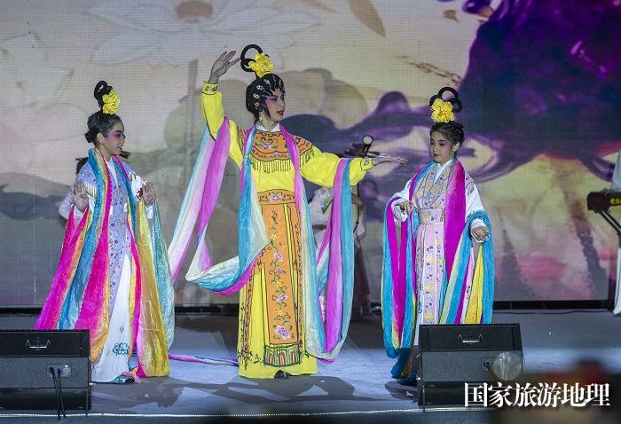 17、2024年1月20日，在梧州市文艺界春节联欢晚会上，该市戏剧曲艺家协会表演粤歌《咏茶赋》。（何华文）