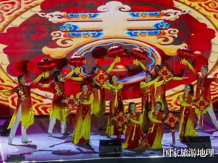 19、2024年1月20日，在梧州市文艺界春节联欢晚会上，该市舞蹈家协会表演的《幸福中国一起走》。（何华文）