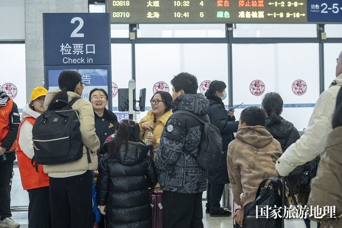2、2024年1月26日，乘客在广西梧州市动车南站准备检票上车。（何华文）