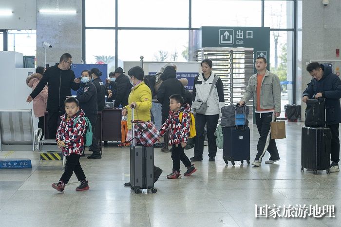 5、2024年1月26日，乘客在广西梧州市动车南站准备安检。（何华文）
