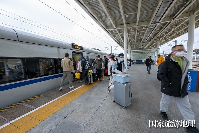 8、2024年1月26日，在广西梧州南站，乘客在站台上等候上车。（何华文）