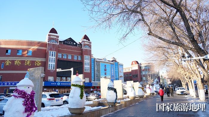 春节临近，遍布大街小巷、公园广场的雪雕，为地处祖国西北边陲的雪都阿勒泰增添了一道道靓丽风景。 (14)