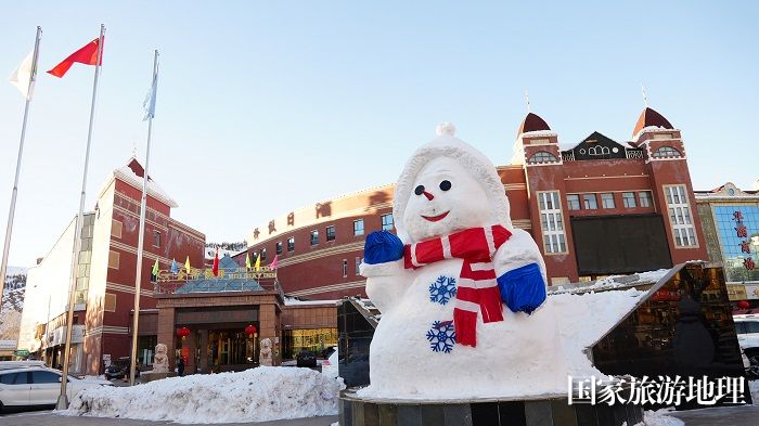 春节临近，遍布大街小巷、公园广场的雪雕，为地处祖国西北边陲的雪都阿勒泰增添了一道道靓丽风景。 (13)