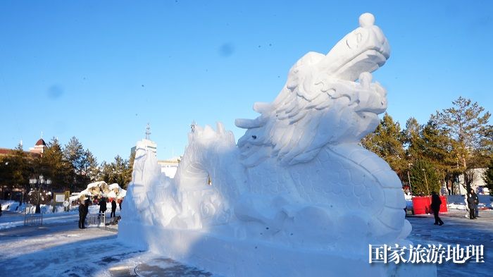 春节临近，遍布大街小巷、公园广场的雪雕，为地处祖国西北边陲的雪都阿勒泰增添了一道道靓丽风景。 (11)