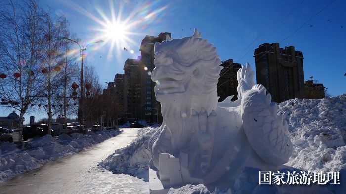 春节临近，遍布大街小巷、公园广场的雪雕，为地处祖国西北边陲的雪都阿勒泰增添了一道道靓丽风景。 (9)