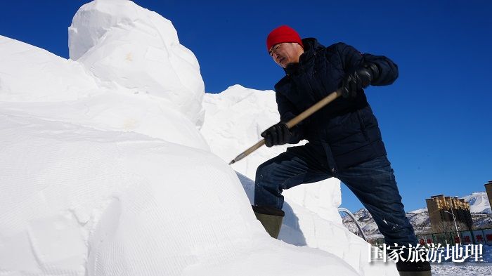 春节临近，遍布大街小巷、公园广场的雪雕，为地处祖国西北边陲的雪都阿勒泰增添了一道道靓丽风景。 (8)