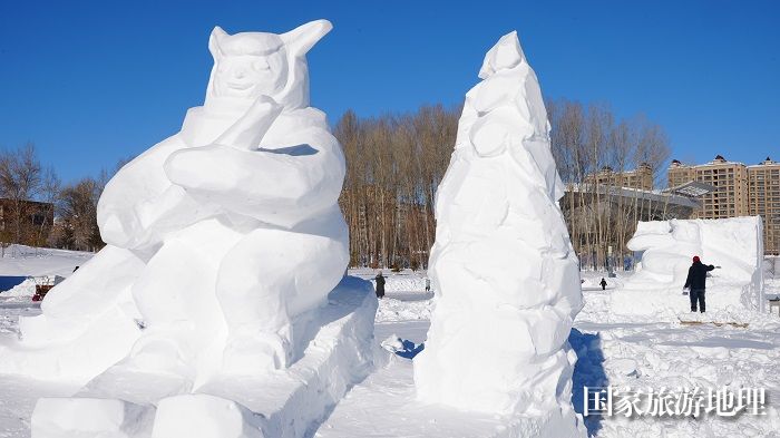 春节临近，遍布大街小巷、公园广场的雪雕，为地处祖国西北边陲的雪都阿勒泰增添了一道道靓丽风景。 (7)