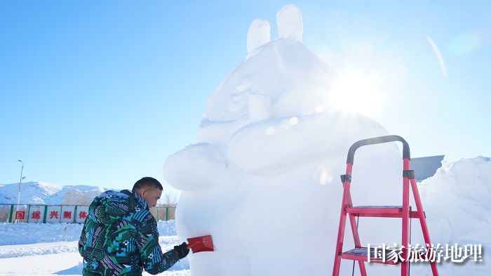 春节临近，遍布大街小巷、公园广场的雪雕，为地处祖国西北边陲的雪都阿勒泰增添了一道道靓丽风景。 (6)