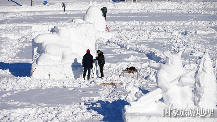 春节临近，遍布大街小巷、公园广场的雪雕，为地处祖国西北边陲的雪都阿勒泰增添了一道道靓丽风景。 (5)