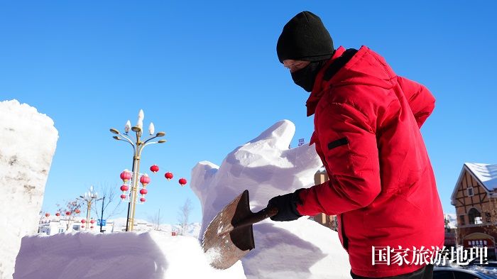 春节临近，遍布大街小巷、公园广场的雪雕，为地处祖国西北边陲的雪都阿勒泰增添了一道道靓丽风景。 (4)