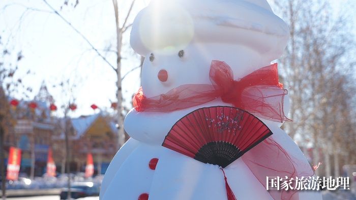 春节临近，遍布大街小巷、公园广场的雪雕，为地处祖国西北边陲的雪都阿勒泰增添了一道道靓丽风景。 (3)