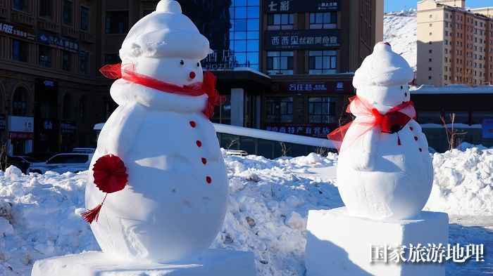 春节临近，遍布大街小巷、公园广场的雪雕，为地处祖国西北边陲的雪都阿勒泰增添了一道道靓丽风景。 (2)